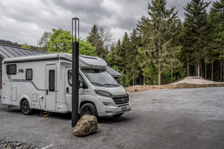 Camping mit Camper im Basislager im Sommer